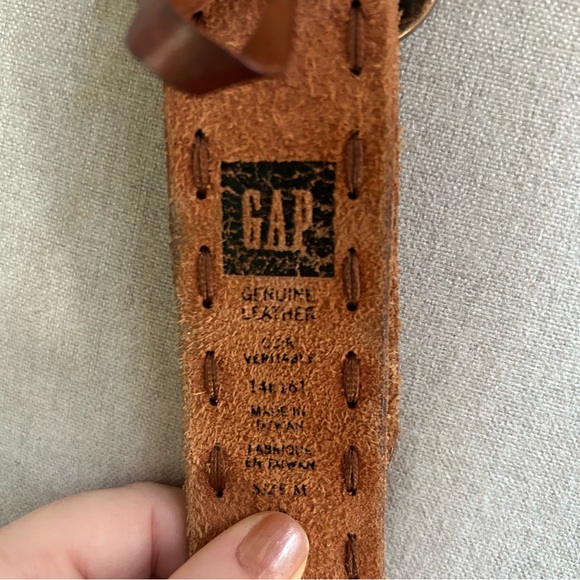 GAP Tan Leather Belt with stitching and brass tone buckle. Size Medium - Picture 2 of 2